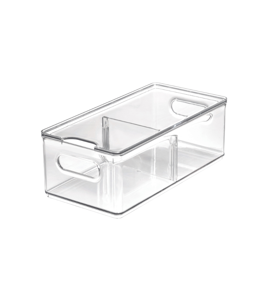 De iDesign HOME EDIT – opbergbak KLAR Fridge (2 vakken met deksel) is een doorzichtige, rechthoekige opbergbak met handgrepen aan de zijkanten en een interne scheidingswand, ideaal om je koelkast overzichtelijk te houden, afgebeeld op een witte achtergrond.