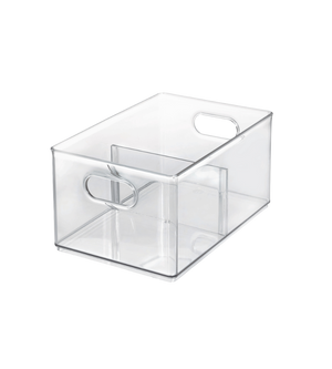 De iDesign HOME EDIT - opbergbak KLAR Freezer met 2 vakken is een doorzichtige, rechthoekige opbergbak met ovale geïntegreerde handgrepen en afgeronde hoeken. Het stapelbare ontwerp zorgt voor een flexibele indeling van je vriezer tegen een strakke witte achtergrond.