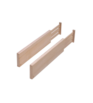 Twee houten geleiderails parallel op een witte achtergrond, zonder verdere elementen.