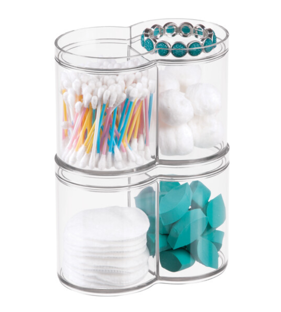 De iDesign CLARITY cosmetica-organizer KLAR met deksel heeft vier vakjes voor wattenstaafjes, wattenschijfjes, sponsjes en bolletjes; bovenop ligt een turquoise kralenketting – perfect om in de badkamer te bewaren.