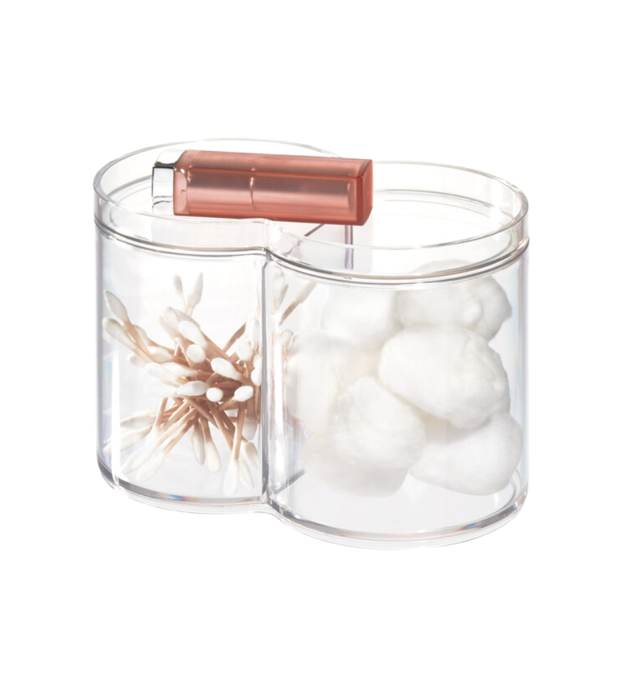 De iDesign CLARITY - cosmetica-organizer KLAR - met deksel is een doorzichtige, stapelbare organizer met twee vakken voor wattenstaafjes en wattenbolletjes. Hij heeft een roze deksel, perfect om je badkamerbenodigdheden in te sorteren.