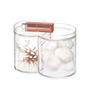 De iDesign CLARITY - cosmetica-organizer KLAR - met deksel is een doorzichtige, stapelbare organizer met twee vakken voor wattenstaafjes en wattenbolletjes. Hij heeft een roze deksel, perfect om je badkamerbenodigdheden in te sorteren.