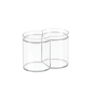 De iDesign CLARITY - cosmetica-organizer KLAR - met deksel heeft een doorzichtige, klavervormige dubbele binnenruimte met twee ronde vakjes, ideaal om in de badkamer te bewaren, tegen een strakke witte achtergrond.