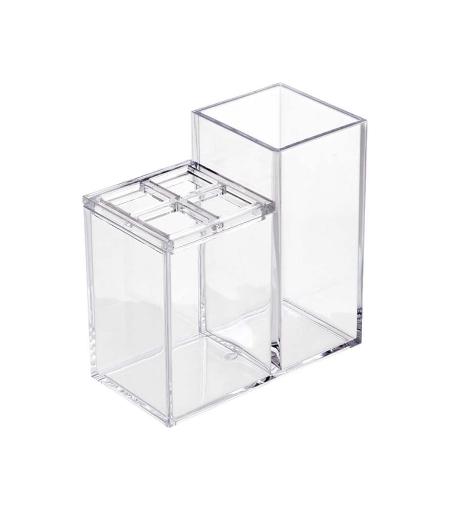 De iDesign CLARITY - cosmetica-organizer KLAR II is een doorzichtige acryl-organizer met twee rechthoekige vakken van verschillende hoogtes, waarvan één met een gedeeld deksel – ideaal voor opbergruimte in de badkamer of als tandenborstelhouder – op een strakke witte achtergrond.