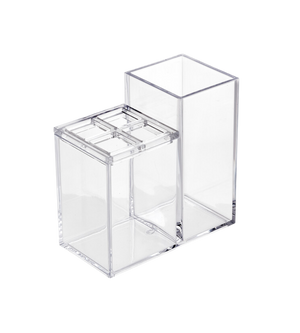 De iDesign CLARITY - cosmetica-organizer KLAR II is een doorzichtige acryl-organizer met twee rechthoekige vakken van verschillende hoogtes, waarvan één met een gedeeld deksel – ideaal voor opbergruimte in de badkamer of als tandenborstelhouder – op een strakke witte achtergrond.