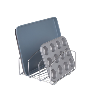 De iDesign CLASSICO - bakplaat-organizer METAL van roestvrij staal houdt een grijze bakplaat en een muffinvorm rechtop voor een nette opberging, terwijl de strakke achtergrond de functionele organizer extra laat uitkomen.