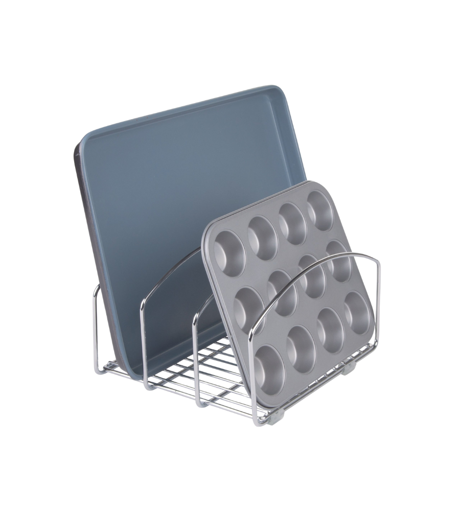 De iDesign CLASSICO - bakplaat-organizer METAL van roestvrij staal houdt een grijze bakplaat en een muffinvorm rechtop voor een nette opberging, terwijl de strakke achtergrond de functionele organizer extra laat uitkomen.