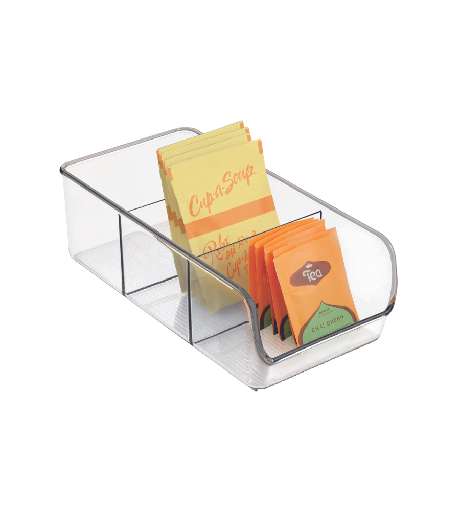 De iDesign BINZ - opbergbak DOORZICHTIG - met vakjes is een transparant opbergbakje waarin theezakjes en soepzakjes, waaronder gele en oranje exemplaren, overzichtelijk in drie vakjes op een witte achtergrond worden gepresenteerd.