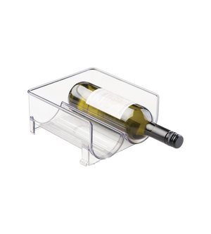 Kunststof doos met een liggende wijnfles, neutrale omgeving.