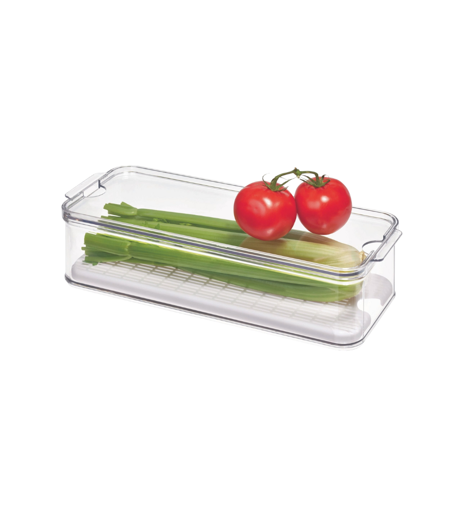 De iDesign CRISP - doorzichtige bewaardoos, een doorzichtige, BPA-vrije bak met deksel, bevat groene uien en een prei, terwijl er bovenop twee rode tomaten liggen. Het stapelbare ontwerp wordt gepresenteerd tegen een eenvoudige witte achtergrond.