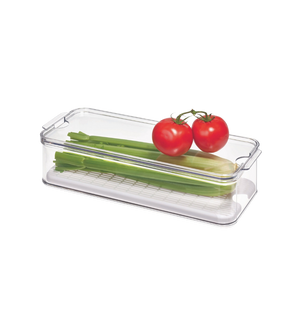 De iDesign CRISP - doorzichtige bewaardoos, een doorzichtige, BPA-vrije bak met deksel, bevat groene uien en een prei, terwijl er bovenop twee rode tomaten liggen. Het stapelbare ontwerp wordt gepresenteerd tegen een eenvoudige witte achtergrond.
