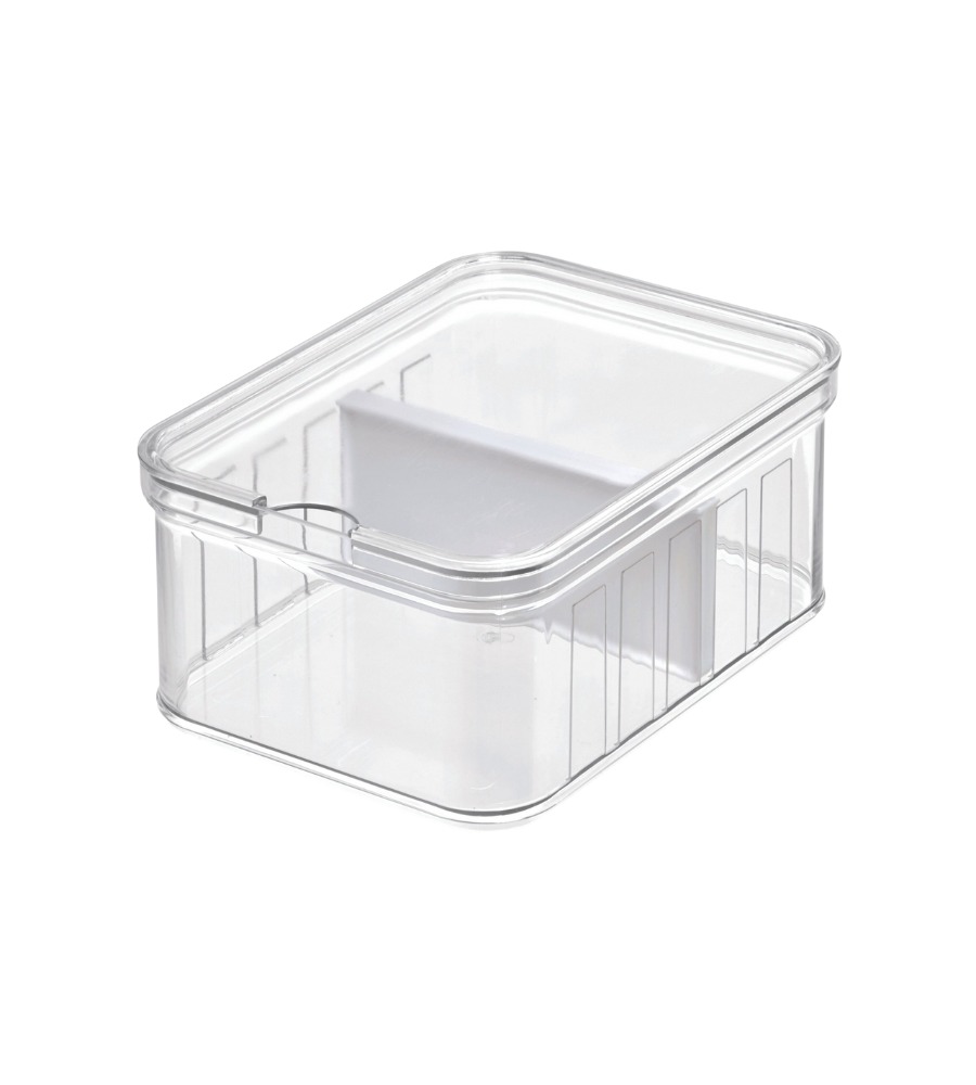 De iDesign CRISP - opbergbak met scheidingswand DOORZICHTIG - Klein is een doorzichtige, rechthoekige, stapelbare koelkastbak met uitneembare scheidingswanden, afgebeeld op een witte achtergrond.