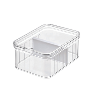 De iDesign CRISP - opbergbak met scheidingswand DOORZICHTIG - Klein is een doorzichtige, rechthoekige, stapelbare koelkastbak met uitneembare scheidingswanden, afgebeeld op een witte achtergrond.