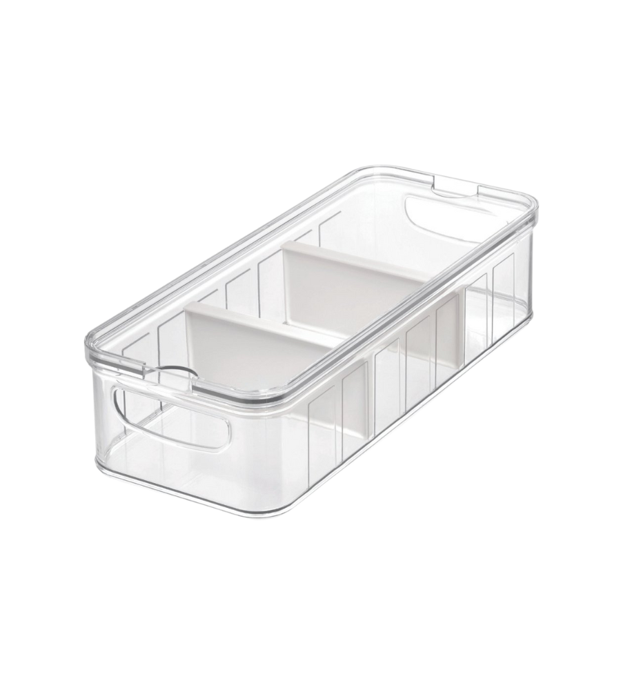 De iDesign CRISP - opbergbak met scheidingswand TRANSPARANT - groot is een rechthoekige, doorzichtige bak met twee handgrepen en een witte scheidingswand, ideaal om je spullen in de kast te ordenen of als overzichtelijk kruidenrek.