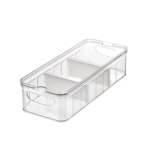 De iDesign CRISP - opbergbak met scheidingswand TRANSPARANT - groot is een rechthoekige, doorzichtige bak met twee handgrepen en een witte scheidingswand, ideaal om je spullen in de kast te ordenen of als overzichtelijk kruidenrek.