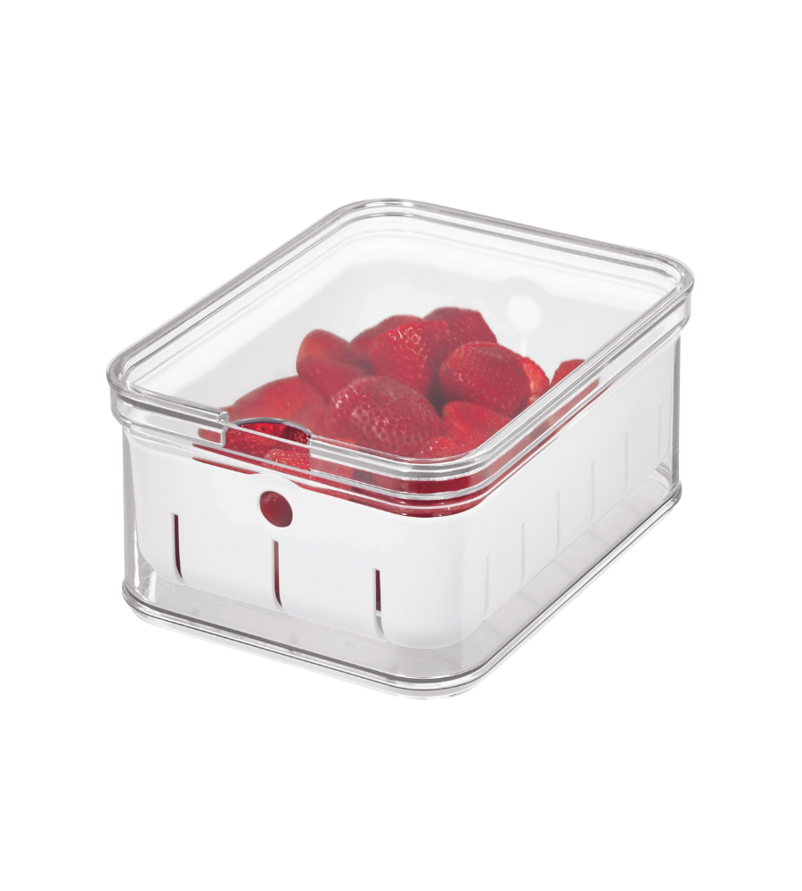 Rechthoekige bak met aardbeien, op een witte ondergrond, afgesloten met een deksel.