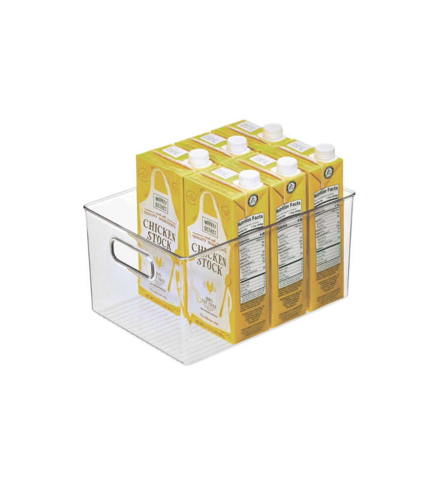 Een plastic doos met zes gele „Chicken Stock“-doosjes, overzichtelijk gerangschikt.