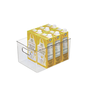 Een plastic doos met zes gele „Chicken Stock“-doosjes, overzichtelijk gerangschikt.