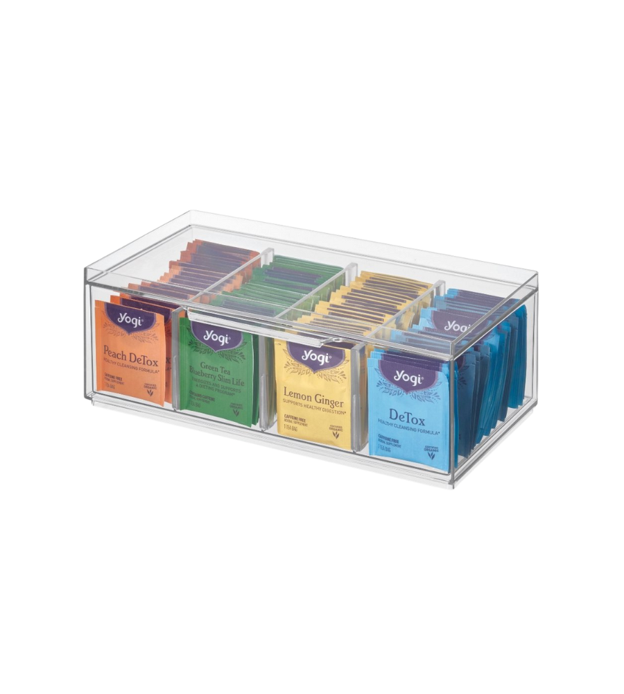 De CRISP - theebewaarbox KLAR van iDesign toont verschillende verpakkingen van Yogi-thee in een doorzichtige, stapelbare box met vier uitneembare vakken tegen een witte achtergrond.