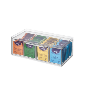 De CRISP - theebewaarbox KLAR van iDesign toont verschillende verpakkingen van Yogi-thee in een doorzichtige, stapelbare box met vier uitneembare vakken tegen een witte achtergrond.