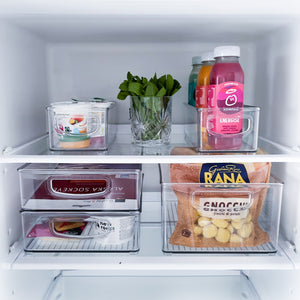 Een koelkastrek met yoghurtbekers, sapflesjes, plakjes kaas en vleeswaren – netjes opgeborgen in de koelkastset MINI (5-delig), een stapelbare opbergset van iDesign.