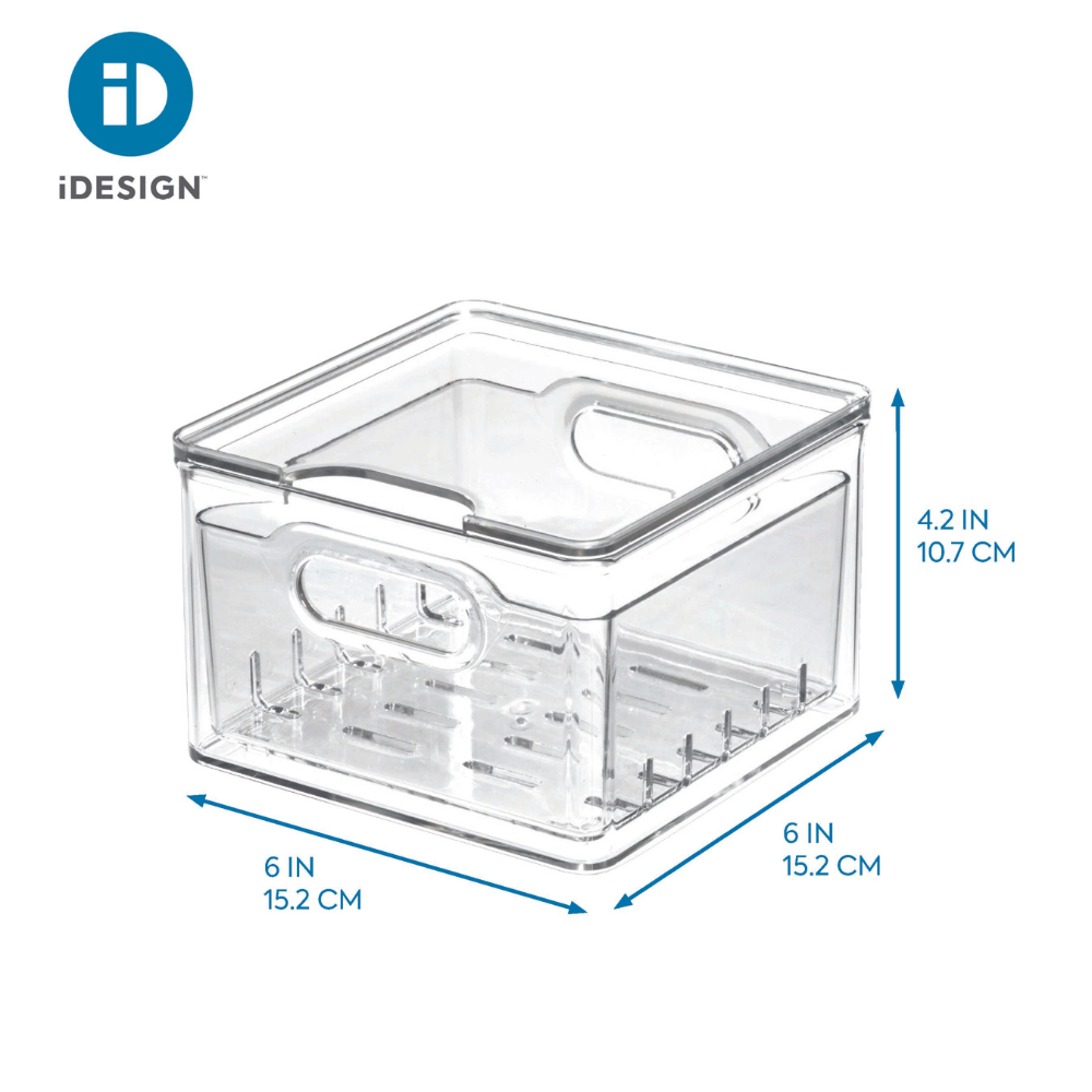 De iDesign HOME EDIT - Voedselbewaardoos DOORZICHTIG - Berry Bin klein is een doorzichtige, BPA-vrije kunststof bewaardoos met ingebouwde handvatten. Afmetingen: 15,2 x 15,2 x 10,7 cm (6" x 6" x 4,2"). Met iDesign-logo linksboven.