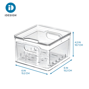 De iDesign HOME EDIT - Voedselbewaardoos DOORZICHTIG - Berry Bin klein is een doorzichtige, BPA-vrije kunststof bewaardoos met ingebouwde handvatten. Afmetingen: 15,2 x 15,2 x 10,7 cm (6" x 6" x 4,2"). Met iDesign-logo linksboven.