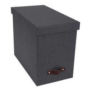 De Bigso JOHAN hangmappenbox in zwart canvas is een rechthoekige, donkergrijze opbergbox met deksel en een bruine handgreep, ideaal voor het ordenen van A4-documenten, afgebeeld op een witte achtergrond.
