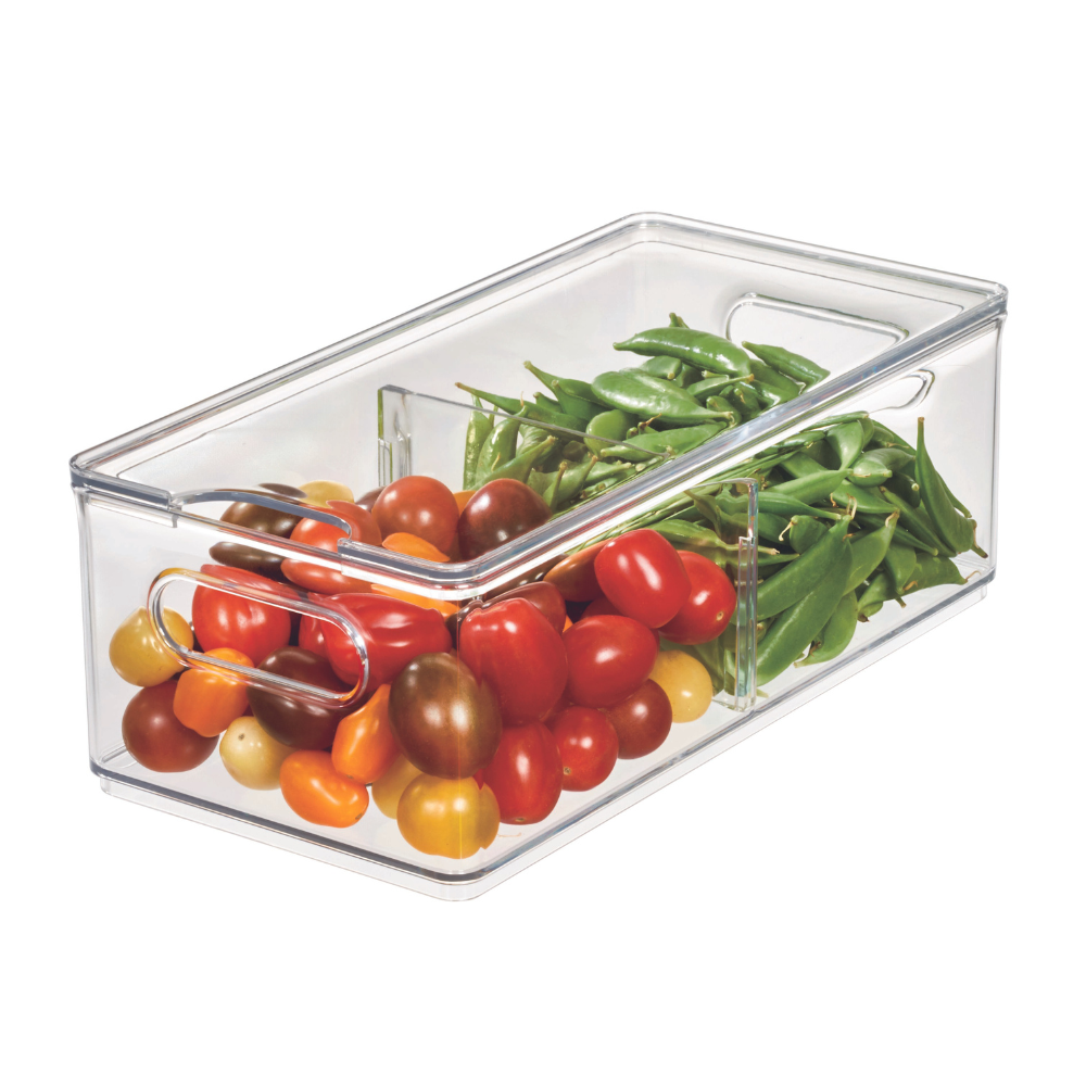 De iDesign HOME EDIT - opbergbak KLAR Fridge met 2 vakken en deksel houdt kleurrijke cherrytomaten en groene peultjes gescheiden – ideaal om snacks netjes in de koelkast te bewaren.