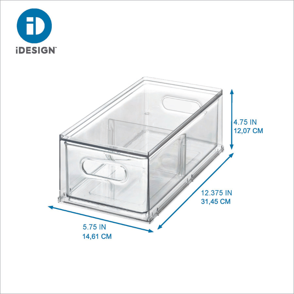 De iDesign HOME EDIT - opbergdoos Fridge KLAR - met lade is een doorzichtige koelkastdoos van kunststof met uitgesneden handgrepen, afmetingen van 31,45 x 14,61 x 12,07 cm en het iDesign-logo in de linkerbovenhoek.