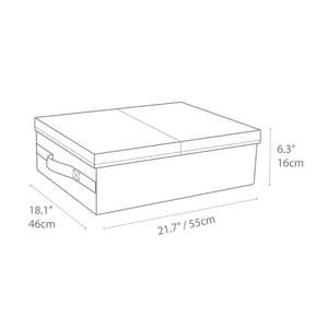 Schets van de Bigso SOFT opbergbox in grijs met handvat, afmetingen: 21,7/55 cm L, 18,1/46 cm B, 6,3/16 cm H – ideaal om onder je bed te zetten.