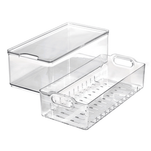De iDesign HOME EDIT - doorzichtige bewaardozen - Berry Bin groot set bestaat uit twee doorzichtige bakjes – één met deksel, één open met handvatten en ventilatie – ideaal als opbergoplossing voor in de koelkast.