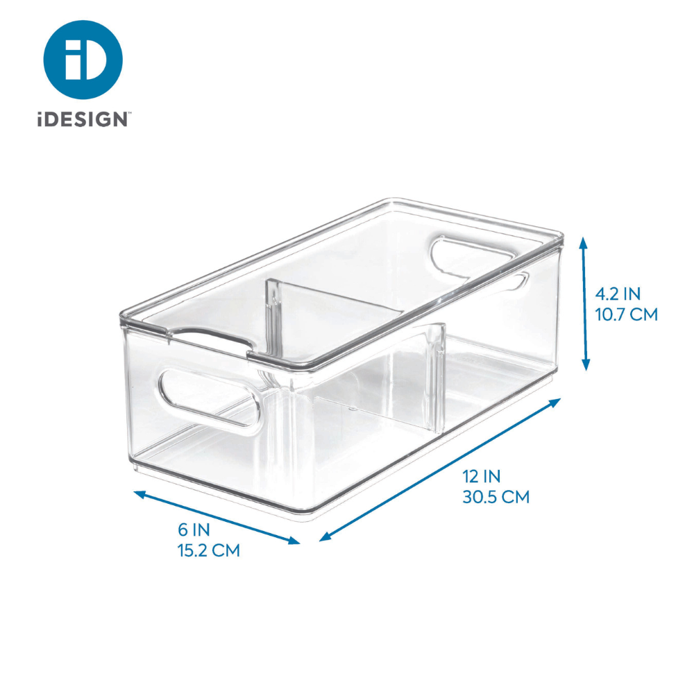 De iDesign HOME EDIT - doorzichtige opbergbak voor in de koelkast heeft 2 vakken met deksel, geïntegreerde handgrepen en een scheidingswand in het midden. Afmetingen: 30,5 x 15,2 x 10,7 cm. Ideaal om stapelbaar in de koelkast te bewaren; iDesign-logo linksboven.