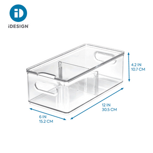 De iDesign HOME EDIT - doorzichtige opbergbak voor in de koelkast heeft 2 vakken met deksel, geïntegreerde handgrepen en een scheidingswand in het midden. Afmetingen: 30,5 x 15,2 x 10,7 cm. Ideaal om stapelbaar in de koelkast te bewaren; iDesign-logo linksboven.