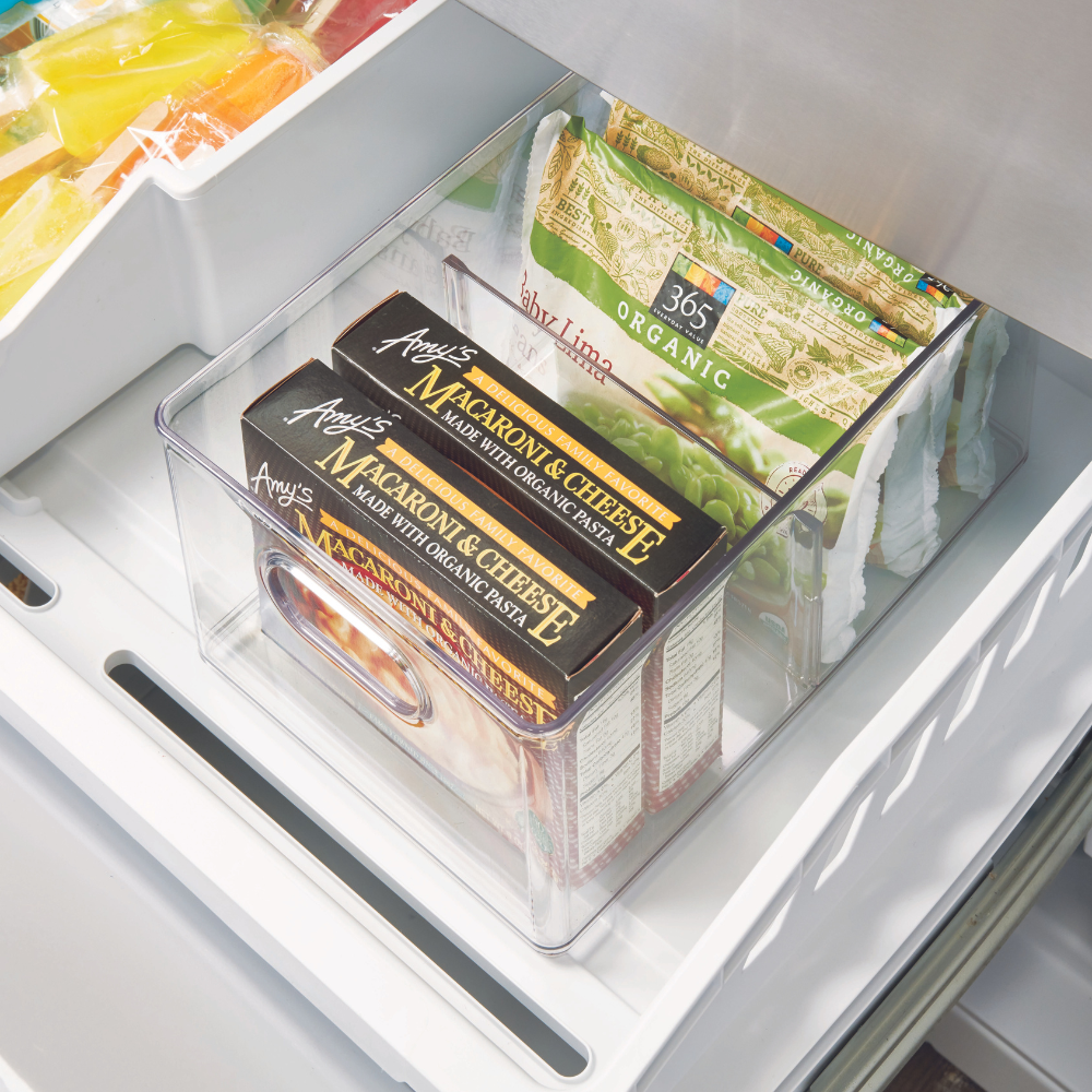 In een vrieslade kun je verpakte Amy's Macaroni & Cheese en 365 Organic roerbakgroenten bewaren in een iDesign HOME EDIT-bewaardoos KLAR Freezer met 2 vakken.