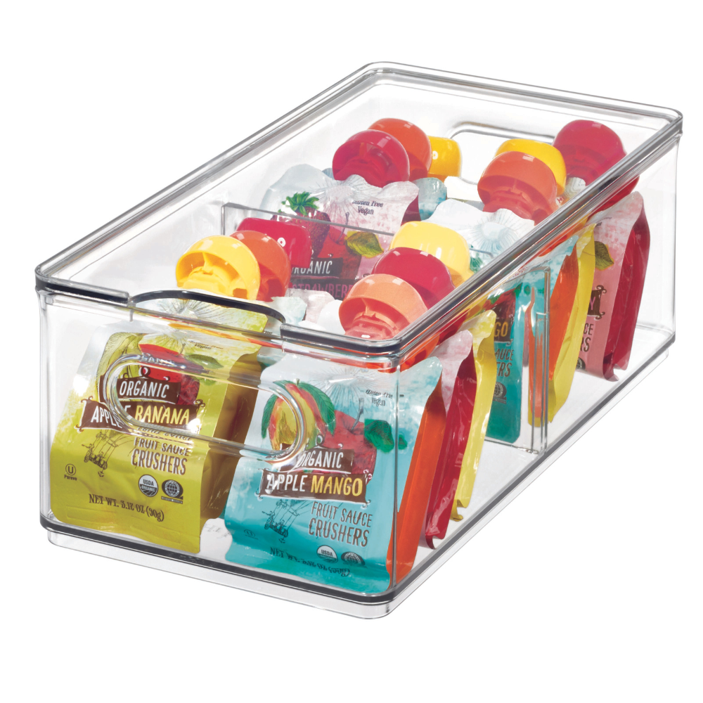 De iDesign HOME EDIT opbergbak KLAR Fridge met 2 vakken en een deksel houdt kleurrijke fruitpureezakjes (appel-banaan, appel-mango) met gele, rode en oranje dopjes overzichtelijk geordend in de koelkast.