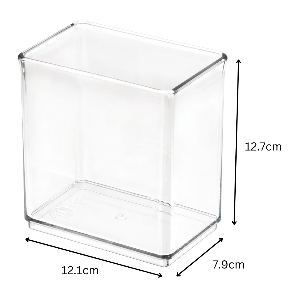 Doorzichtige rechthoekige staande bak met afmetingen 12,7 cm hoog, 12,1 cm breed, 7,9 cm diep.