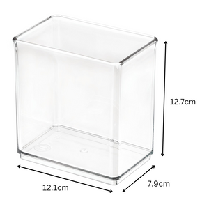 Doorzichtige rechthoekige staande bak met afmetingen 12,7 cm hoog, 12,1 cm breed, 7,9 cm diep.