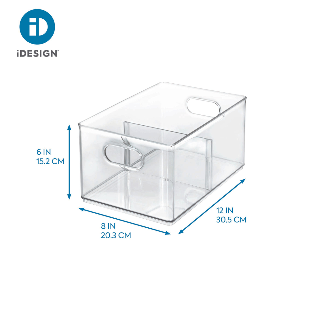 Een doorzichtige, rechthoekige iDesign HOME EDIT-bewaarbak KLAR Freezer met 2 vakken heeft uitgesneden handgrepen, is stapelbaar en is 15 cm hoog, 20 cm breed en 30 cm diep. Het iDesign HOME EDIT-logo staat linksboven.