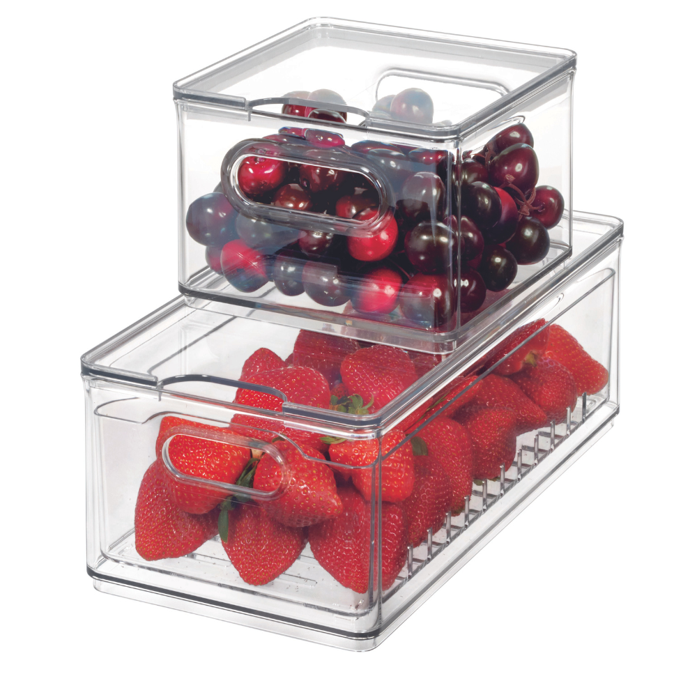Twee doorzichtige iDesign HOME EDIT Berry Bin-bewaarbakken zijn op elkaar gestapeld, elk met handvatten. In de bovenste passen donkerrode kersen, in de onderste verse aardbeien. Perfect om je fruit vers en goed zichtbaar te bewaren.