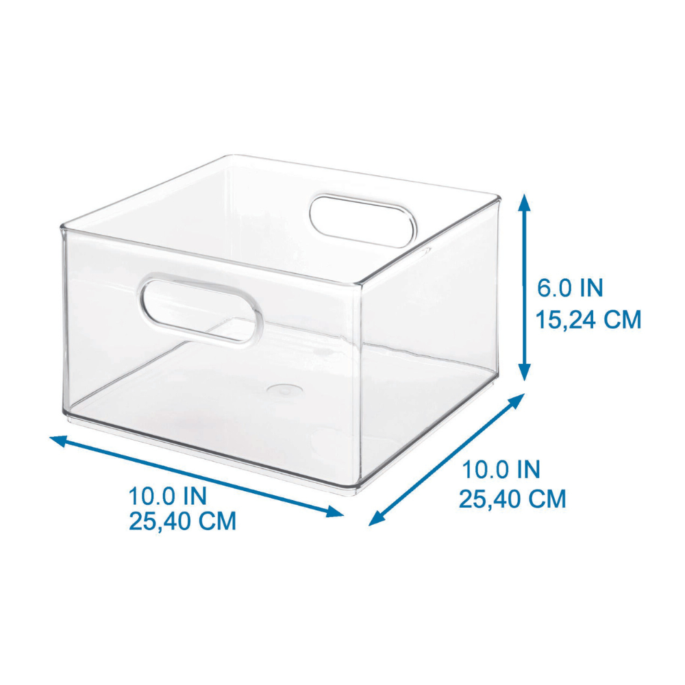 De iDesign HOME EDIT opbergbak KLAR is een doorzichtige bak met afgeronde handgreepuitsparingen en afmetingen van 25,4 x 25,4 x 15,2 cm – ideaal voor het opbergen en ordenen van spullen thuis.