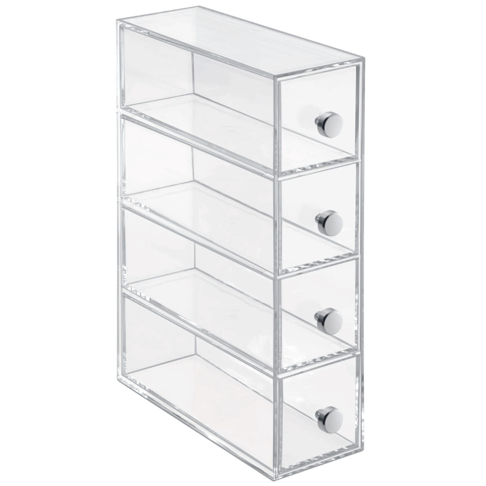De iDesign DRAWER ladekast KLAR met 4 vakken – smal, gemaakt van helder acryl, heeft vier uittrekbare lades met ronde zilveren knopjes en is ideaal om je spullen overzichtelijk op te bergen.