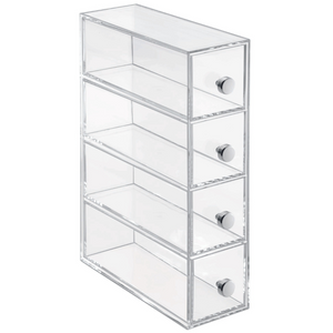 De iDesign DRAWER ladekast KLAR met 4 vakken – smal, gemaakt van helder acryl, heeft vier uittrekbare lades met ronde zilveren knopjes en is ideaal om je spullen overzichtelijk op te bergen.