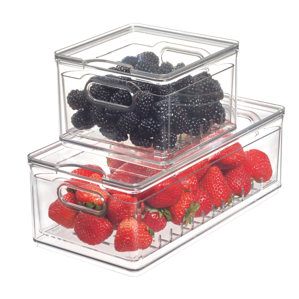 Twee iDesign HOME EDIT vershoudbakjes KLAR Berry Bin klein van BPA-vrij kunststof met handvatten aan de zijkant – in het ene zitten bramen bovenin, in het grotere aardbeien onderin. Beide staan op een witte achtergrond.