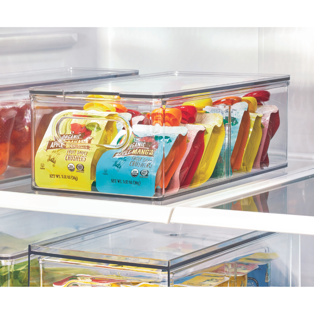 De iDesign HOME EDIT opbergbak KLAR Fridge met 2 vakken en deksel zorgt ervoor dat je biologische appelmoeszakjes in verschillende kleuren netjes en rechtop in de koelkast blijven staan.