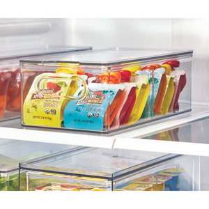 De iDesign HOME EDIT opbergbak KLAR Fridge met 2 vakken en deksel zorgt ervoor dat je biologische appelmoeszakjes in verschillende kleuren netjes en rechtop in de koelkast blijven staan.