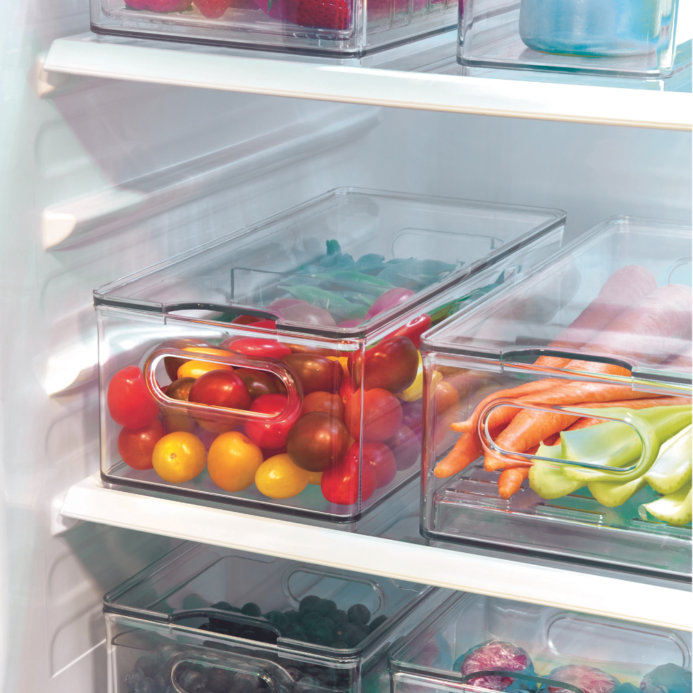 De HOME EDIT - opbergbak KLAR Fridge van iDesign met 2 vakken en een deksel houdt cherrytomaten, wortelen, groene paprika’s en ander fruit of groente netjes geordend in de koelkast.