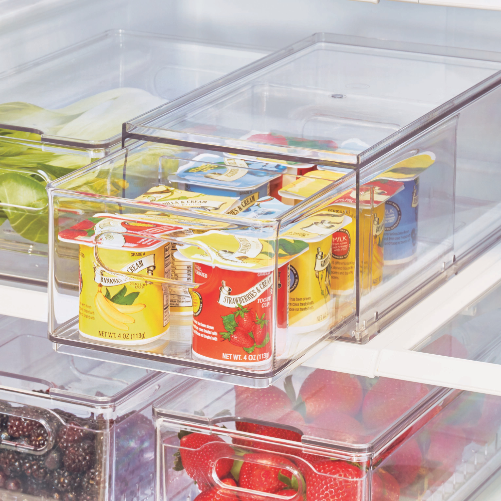 IDesign HOME EDIT - Opbergbox voor in de koelkast, DOORZICHTIG, met lade. De lades zitten vol met yoghurtjes in verschillende smaken. Een andere lade bevat aardbeien en bramen, terwijl je op de achtergrond van de bovenste lade groene appels ziet liggen.