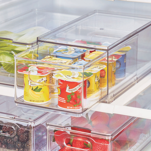 IDesign HOME EDIT - Opbergbox voor in de koelkast, DOORZICHTIG, met lade. De lades zitten vol met yoghurtjes in verschillende smaken. Een andere lade bevat aardbeien en bramen, terwijl je op de achtergrond van de bovenste lade groene appels ziet liggen.