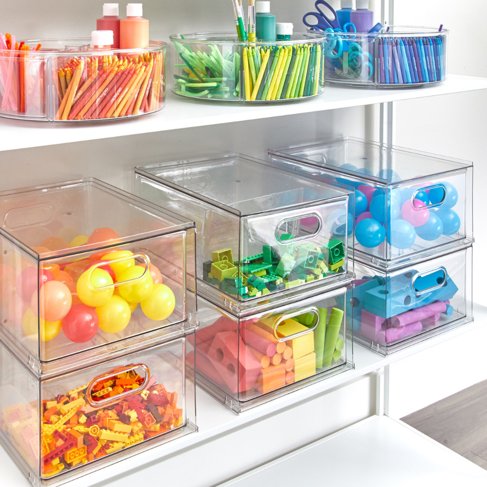 IDesign HOME EDIT - Opbergdoos met lade, transparant (35x26,7x19,7 cm) houdt knutselbenodigdheden en speelgoed zoals potloden, stiften, scharen, ballen en bouwblokken op kleur gesorteerd op witte planken.